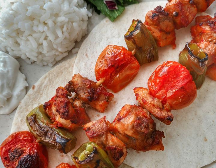 Pinchos de pollo y morrón con tzatziki